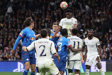 Tchouameni despeja un balón en defensa en el partido contra el Leipzig.