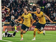 Fer López celebra con Rodrigo Gomes un gol del Wolverhampton.