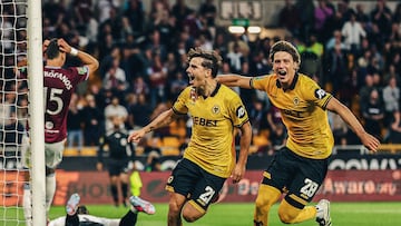 Fer López celebra con Rodrigo Gomes un gol del Wolverhampton.