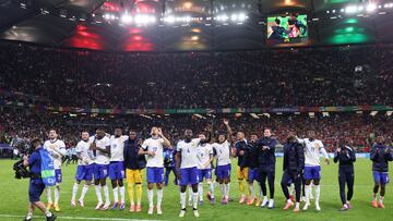 Hamburg (Germany), 05/07/2024.- France players celebrate with supporters after winning the penalty shoot-out of the UEFA EURO 2024 quarter-finals soccer match between France and Portugal, in Hamburg, Germany, 05 July 2024. (Francia, Alemania, Hamburgo) EFE/EPA/CHRISTOPHER NEUNDORF
