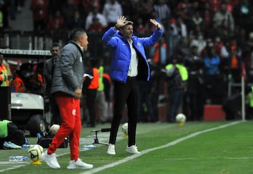 MEX4199. TOLUCA (MÉXICO), 14/01/2023.- El entrenador del América Fernando Ortiz en acción ante Toluca hoy, durante un partido de la jornada 2 del torneo Apertura 2023 de la Liga MX, en el estadio Nemesio Diez, en Toluca (México). EFE/Alex Cruz
