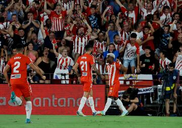 Largie Ramazani celebrando su gol con el Almería