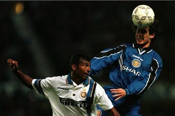 El caso de Dante Poli es distinto a Henríquez. Su opción se dio a prueba en 1997, pero de forma cirscuntancial. Pese a  ello se dio el lujo a jugar dos amistosos con la camiseta del United. Uno ante el Inter que terminó 1-1.  "Firmé varios autógrafos", contó años después. 