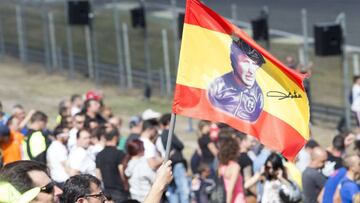 Una bandera de Espa&ntilde;a con la cara de &Aacute;ngel Nieto durante su homenaje en el Jarama.