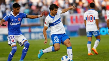 Futbol, Universidad Católica vs Universidad de Chile.
Fecha 8, campeonato Nacional 2022.
El jugador de Universidad Católica Gonzalo Tapia, derecha, juega el balón contra Universidad de Chile durante el partido de primera division realizado en el estadio San Carlos de Apoquindo.
Santiago, Chile.
02/04/2022
Marcelo Hernandez/Photosport

Football, Universidad Católica vs Universidad de Chile.
8 th date, 2022 National Championship.
Universidad Catolica’s player Gonzalo Tapia , right, play  the ball against Universidad de Chile during the first division match at San Carlos de Apoquindo stadium.
Santiago, Chile.
02/04/2022
Marcelo Hernandez/Photosport