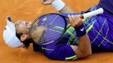 <b>UN DELIRIO. </b>Fernando Verdasco se lanzó al suelo cuando el golpe cruzado de Soderling se fue fuera de la pista. El madrileño no pudo contener la rabia ni la alegría.