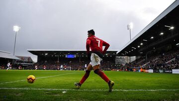 Alexis toca el balón