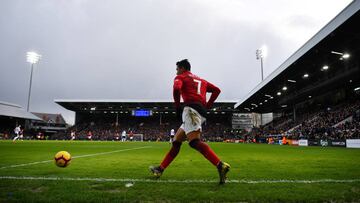 Alexis toca el bal&oacute;n