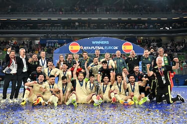 Mario Rivillos Plaza levanta el trofeo de la Eurocopa de Fútbol Sala de la UEFA 2026 tras la victoria de su equipo como campeón durante la final de la Eurocopa de Fútbol Sala de la UEFA 2026 entre Portugal y España.