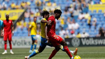 Lucién Agoumé disputa un balón contra Sory Kaba