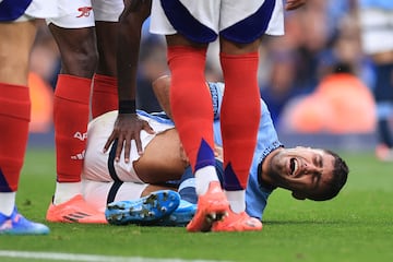 Rodri Hernández (28 años) apunta a estar lesionado de gravedad. Sus gestos de dolor y los golpes al césped preveían que se trataba de una lesión importante, y por desgracia así ha sido: las primeras pruebas determinan rotura de ligamento cruzado y adiós a la temporada, a pesar del mayor optimismo que existía ayer en torno a su lesión con respecto a hoy y a falta de que le hagan más pruebas exhaustivas. El jugador viajará a Madrid para someterse a un control completo para determinar un alcance definitivo.