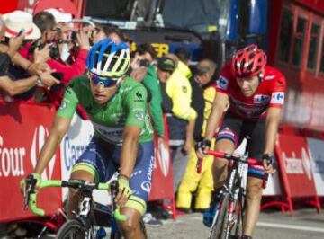 Esteban Chaves y Tom Dumoulin cruzan la línea de meta en Cortals d' Encamp.