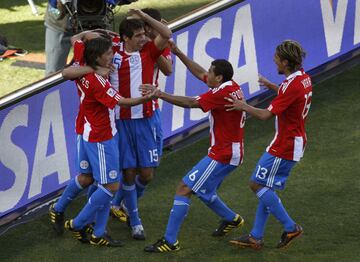 Cristian Riveros certificó el triunfo de la selección que dirigía el 'Tata' Martino con un poderoso disparo desde la frontal del área. Los paraguayos se quedaban a un paso de certificar su acceso a la siguiente fase. Para eso tenían que enfrentarse a Nueva Zelanda en el último partido del grupo...