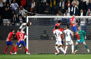 1-1. Córner que lanza Luka Modric y Antonio Rüdiger, completamente libre de marca, remata de cabeza, abajo,  a la derecha de Jan Oblak para anotar el primer tanto de los blancos.