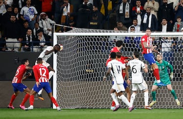 1-1. Córner que lanza Luka Modric y Antonio Rüdiger, completamente libre de marca, remata de cabeza, abajo,  a la derecha de Jan Oblak para anotar el primer tanto de los blancos.