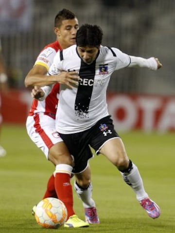 CH01. SANTIAGO DE CHILE (CHILE), 15/04/2015. El jugador del equipo chileno Colo Colo, Javier Valdés (frente) y Juan Daniel Roa Reyes de Santa Fe disputan el balón hoy, miércoles 15 de abril de 2015, en el partido correspondiente a la quinta jornada de la primera fase de la Copa Libertadores en el Estadio Monumental en Santiago de Chile (Chile). EFE/Felipe Trueba