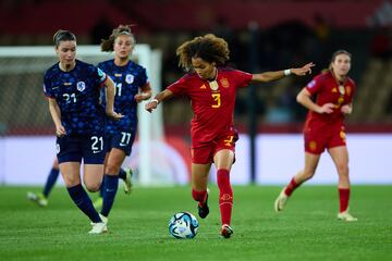 Debut de VIcky López. En la imagen, la jugadora del Barcelona controla el balón ante la mirada de Damaris Egurrola.