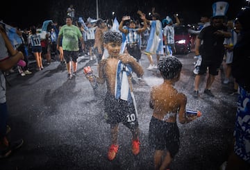 Niños argentinos celebran el Mundial de Fútbol 2022. 