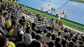 <b>EXPECTACIÓN. </b>Numerosos curiosos y chavales que hicieron un alto en el colegio jalearon los entrenamientos. Mañana reventarán las 11.132 localidades disponibles.