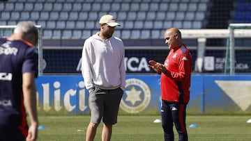 Óscar Gilsanz, entrenador del Deportivo, charla con José Ángel, centrocampista del equipo coruñés, durante el entrenamiento de este jueves.