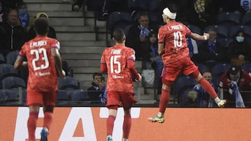 Paquetá, jugador del Lyon, celebra su gol contra el Oporto en la Europa League.