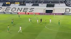 ¡De no creer! La brutal patada de Emanuel Adebayor en la Copa