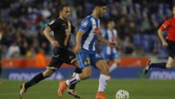 Marco Asensio conduce el balón en el partido de Liga ante el Rayo Vallecano.