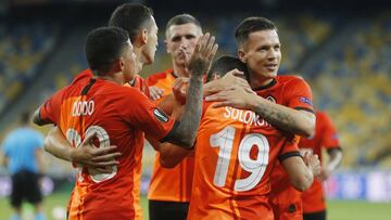 Soccer Football - Europa League - Round of 16 Second Leg - Shakhtar Donetsk v VfL Wolfsburg - NSC Olimpiyskiy, Kyiv, Ukraine - August 5, 2020 Shakhtar Donetsk&#039;s Manor Solomon celebrates scoring their second goal with teammates, as play resumes behind