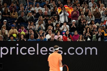 Rafa Nadal ha perdido en el Abierto de Australia contra el estadounidense McDonald tras sentir dolores en su cadera que no le han dejado continuar con normalidad.