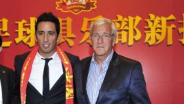 Marcelo Lippi, actual entrenador del Guangzhou Evergrande , en la presentación de Lucas Barrios como jugar del conjunto chino.