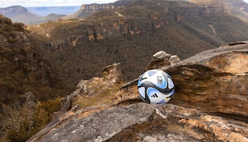 'OCEAUNZ' ha sido presentado como balón oficial de la Copa Mundial Femenina de la FIFA 2023. El noveno balón consecutivo creado por la marca deportiva para la Copa Mundial Femenina de la FIFA presenta la última tecnología vinculada para mejorar los datos y percepciones de los partidos.