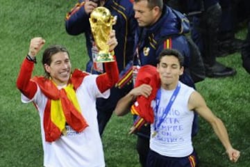 Sergio Ramos levanta en 2010 el trofeo de Campeón del Mundo tras vencer a Holanda en la final.