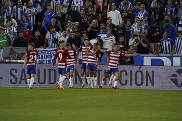 Los jugadores del Granada festejan el gol de Uzuni