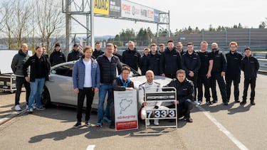 Porsche Taycan Turbo S 2023 rompe el récord del auto eléctrico más rápido en el circuito de Nürburgring