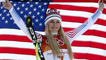 Lindsey Vonn posa con la bandera de Estados Unidos tras ganar la medalla de bronce en la prueba de descenso de los Juegos Ol&iacute;mpicos de Invierno de Pyeongchang.