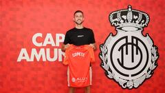 Copete posa con la camiseta del RCD Mallorca