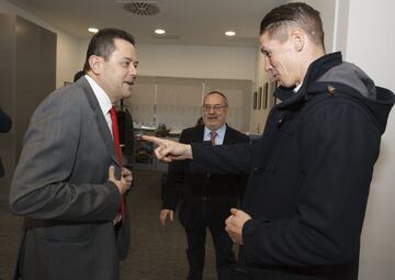 Torres charla con Tomás Roncero a su llegada. 