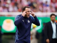 AME4044. GUADALAJARA (MÉXICO), 14/03/2026.- El entrenador de Guadalajara Gabriel Milito reacciona este sábado, durante un partido de la Liga MX entre Guadalajara y Santos en el estadio Akron, en Guadalajara (México). EFE/ Francisco Guasco