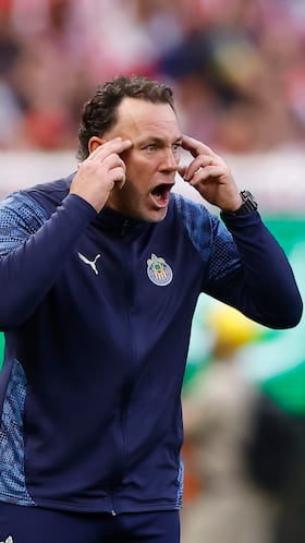 AME4044. GUADALAJARA (MÉXICO), 14/03/2026.- El entrenador de Guadalajara Gabriel Milito reacciona este sábado, durante un partido de la Liga MX entre Guadalajara y Santos en el estadio Akron, en Guadalajara (México). EFE/ Francisco Guasco