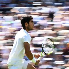 Alcaraz pasa a tercera ronda por su inercia ganadora