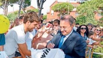 <b>CON LA AFICIÓN. </b>Florentino firma autógrafos a los seguidores.