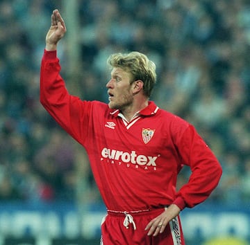 Jug¨® en el Sevilla en la temporada 1996/97 tras su paso por el F¨²tbol Club Barcelona.