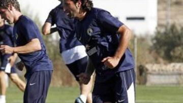<b>UNO MÁS. </b>Rufete, Cristian y Del Olmo se ejercitaron ayer junto al resto de sus compañeros.