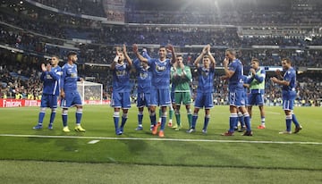 Los jugadores del Melilla saludan a sus aficionados para agradecerles su apoyo en el estadio Santiago Bernabéu. 