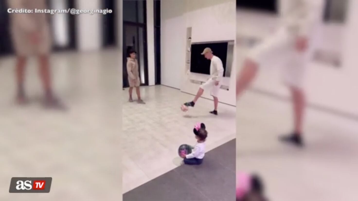 Cristiano Ronaldo has Christmas fun with his kids - AS USA