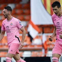 El PSV se cuela en la lucha del Almería por César Montes