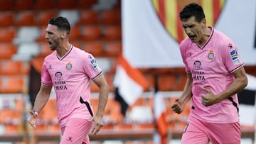 VALENCIA, 28/05/2023.- El defensa del Espanyol César Montes (d) celebra junto a Sergi Gómez tras marcar ante el Valencia, durante el partido de Liga en Primera División que Valencia CF y RCD Espanyol disputan este domingo en el estadio de Mestalla. EFE/Biel Aliño
