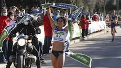 SEVILLA, 14/02/2021.- La marchadora Mar&iacute;a P&eacute;rez Garc&iacute;a cruza la l&iacute;nea de meta para ganar el Campeonato de Espa&ntilde;a de Marcha en Ruta, este domingo, en el parque del Alamillo de Sevilla. EFE/Jos&eacute; Manuel Vidal