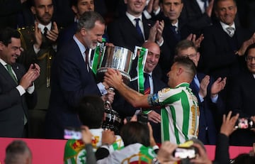 Joaquín recoge el trofeo que acredita al Betis campeón de Copa del Rey.