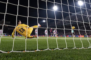 1-0. Robert Lewandowski maca de penalti. El delantero polaco lanza al palo derecho de Augusto Batalla que se tira al lado contrario.